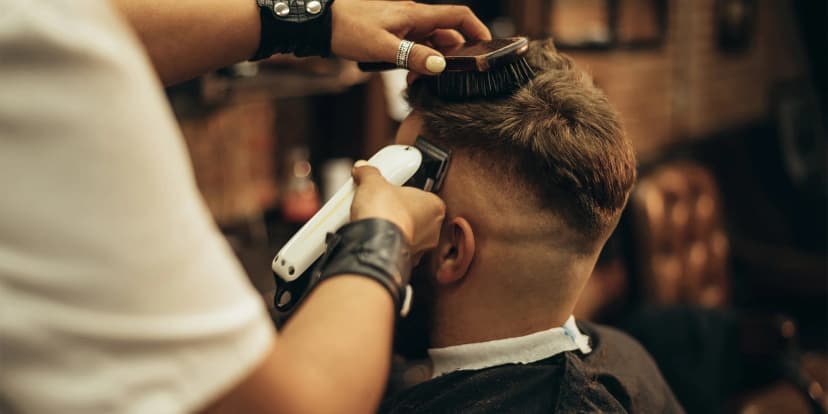 Pánská péče v barbershopu: střih, tradiční holení i úprava vousů